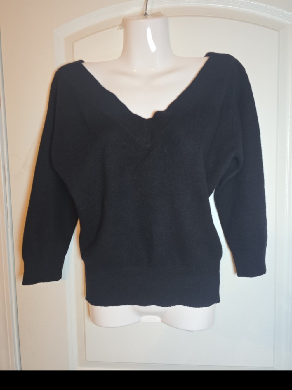 100% Cashmere Women's Black V-Neck 3/4 Sleeve Sweater